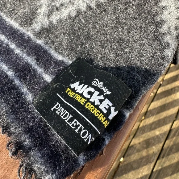Pendleton Disney Mickey Mouse scarf